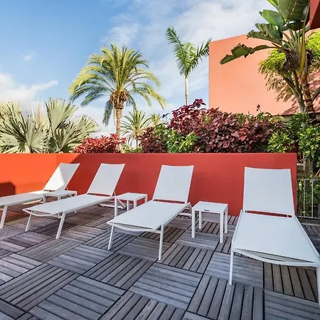 Stunning Detached Garden With Private Pool *